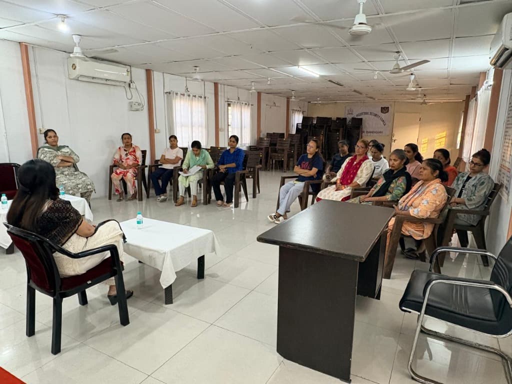 Dr. Alka Singla conducting a health seminar - Photo 1