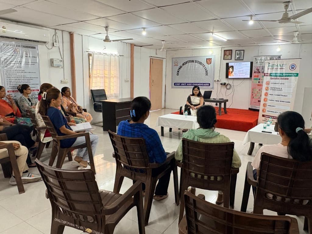 Dr. Alka Singla conducting a health seminar - Photo 5