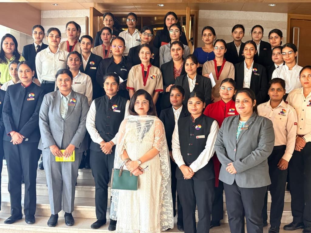 Dr. Alka Singla conducting a health seminar - Photo 7