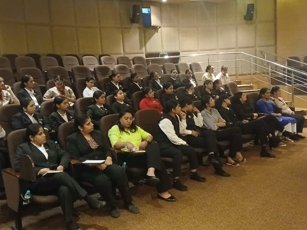 Dr. Alka Singla conducting a health seminar - Photo 9